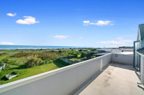 Shoreline Serenity - Te Horo Beach Holiday Home